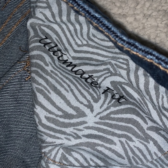 Chico’s Platinum Denim Capris — Chico’s Size 1 (M/8) — Ultimate Fit - Picture 9 of 9